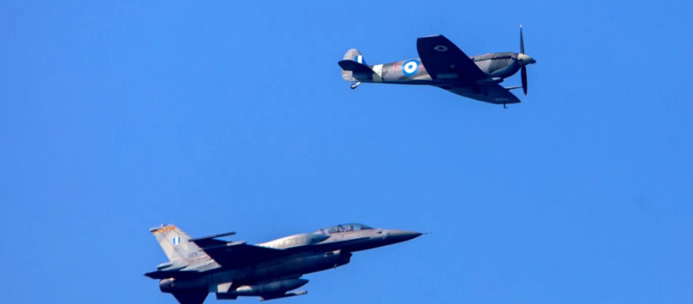 28η Οκτωβρίου: Εντυπωσιακές εικόνες από τις πτώσεις των αλεξιπτωτιστών στη Θεσσαλονίκη (φωτο)